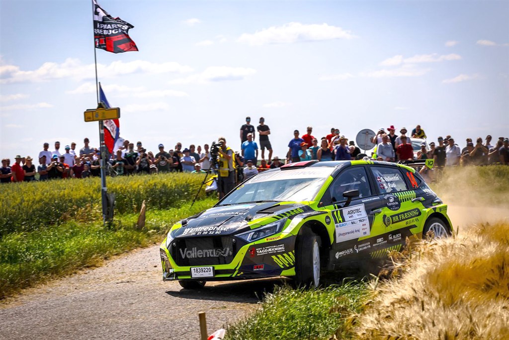 Der var 24 biler til start i Simon Vallentins klasse, og der blev kæmpet hårdt om point til ERT-mesterskabet.
(Foto: Morten Dam - autoMOTIV/specialpress)